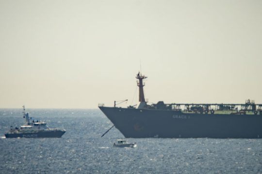 Το Ιράν απειλεί με αντίποινα για την κατάσχεση τάνκερ στο Γιβραλτάρ
