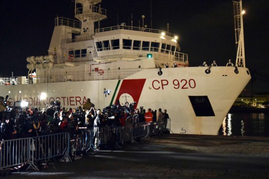 Συνεχίζει τα παζάρια στις πλάτες αιτούντων άσυλο ο Σαλβίνι