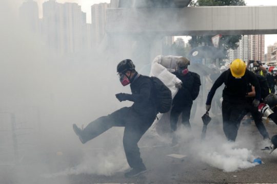 Συγκρούσεις στο Χονγκ Κονγκ μεταξύ αστυνομίας και διαδηλωτών