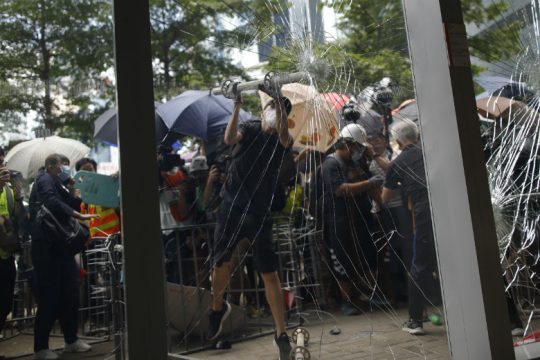 Η αστυνομία ανέκτησε τον έλεγχο της Βουλής στο Χονγκ Κονγκ, μετά την εισβολή διαδηλωτών