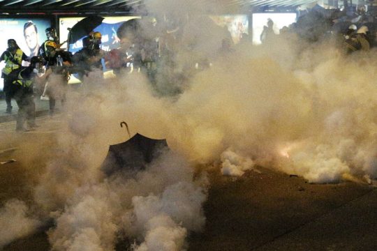 Χονγκ Κονγκ: Ξύλο και δακρυγόνα στη νέα ογκώδη διαδήλωση κατά της αστυνομικής βίας