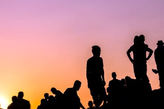 Ποίηση στις ρωγμές του κόσμου