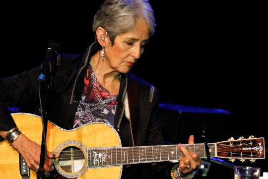 Joan Baez: Μουσική αυλαία σε μία μυθική καριέρα