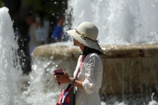 Καύσωνας στα νότια, καταιγίδες στα βόρεια