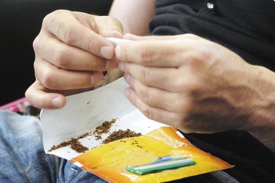 Δειλό το πρώτο βήμα για την απαγόρευση του καπνίσματος