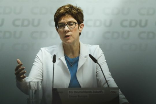 Η αρχηγός του CDU αναλαμβάνει το υπουργείο Άμυνας της Γερμανίας