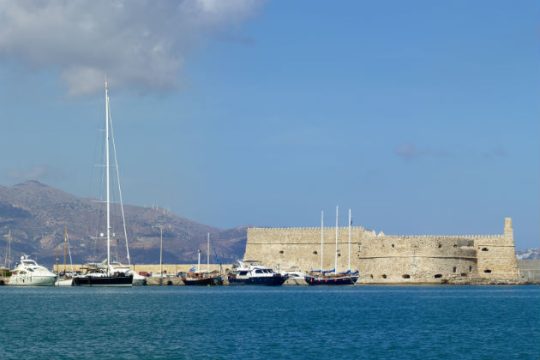 Ηράκλειο: Επιτέθηκε με κουζινομάχαιρο σε νεαρό ζευγάρι