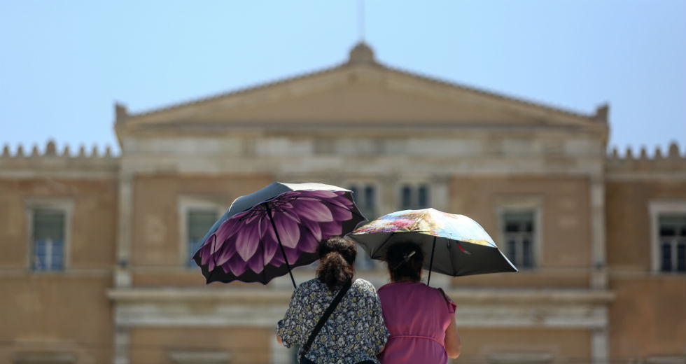 Καύσωνας αλλά και μπόρες την Τρίτη