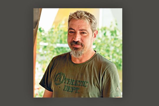 «Είστε όντως κατά της βίας, κύριε Αυγενάκη;»