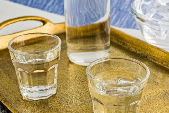 Καταγγελία ευρωβουλευτών του ΚΚΕ για τη φορολόγηση σε τσίπουρο-τσικουδιά