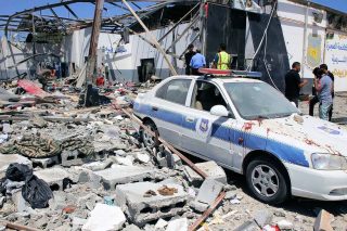 Βομβαρδισμοί σε κέντρο κράτησης στη Λιβύη με δεκάδες νεκρούς