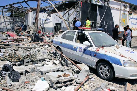 Βομβαρδισμοί σε κέντρο κράτησης στη Λιβύη με δεκάδες νεκρούς