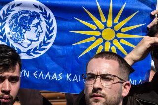 Αλλα λόγια ν’ αγαπιόμαστε…