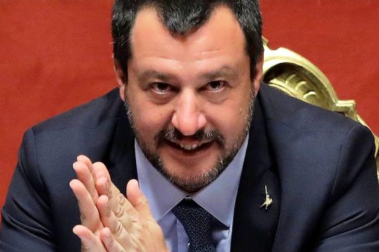 Προβάρει κοστούμι πρωθυπουργού ο Σαλβίνι