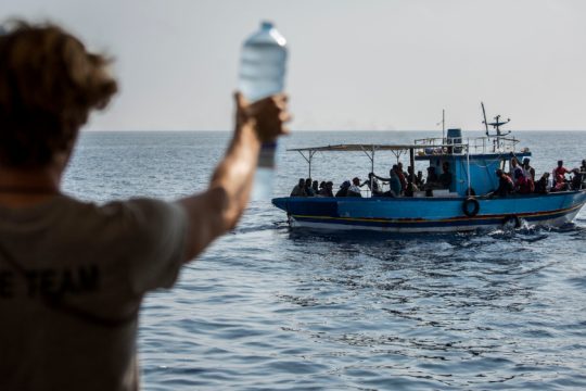 Spiegel: «Επαίσχυντη η μεταχείριση των μεταναστών από την Ευρώπη»