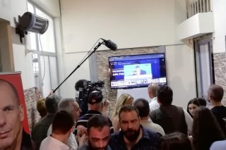 Χαμόγελα και δηλώσεις για «πλήρη ανυπακοή»