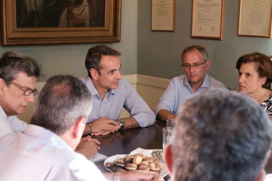 Υποσχέσεις Μητσοτάκη για αποσυμφόρηση των νησιών