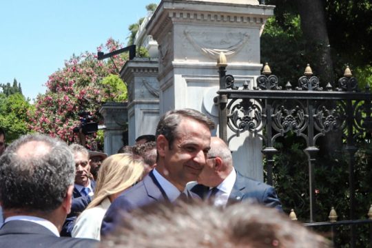 Ορκίζεται η νέα κυβέρνηση, παραδίδεται η σκυτάλη στα υπουργεία