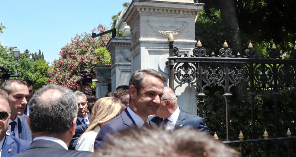 Ορκίζεται η νέα κυβέρνηση, παραδίδεται η σκυτάλη στα υπουργεία