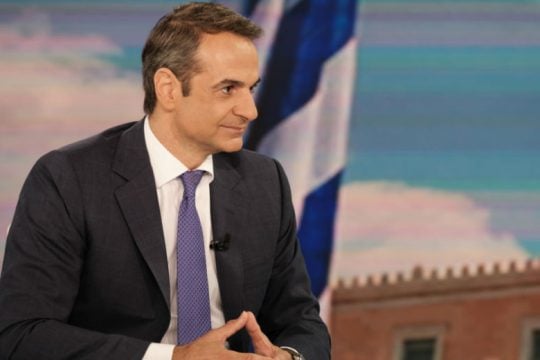 Ο Μητσοτάκης παίζει μόνο εντός έδρας