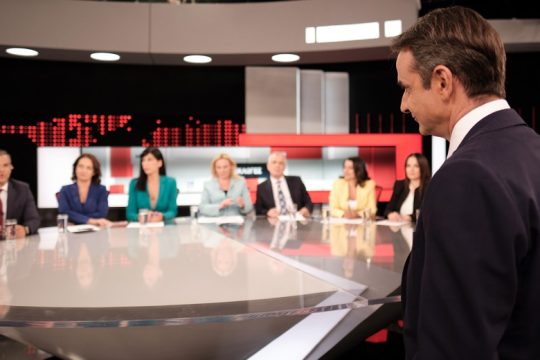 Ντιμπέιτ κατά μόνας