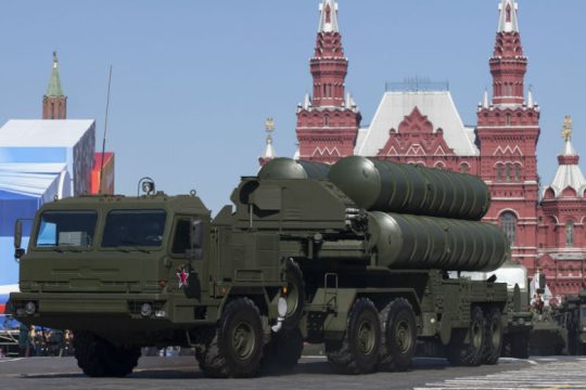 Έφτασαν στην Τουρκία τα πρώτα τμήματα των S-400