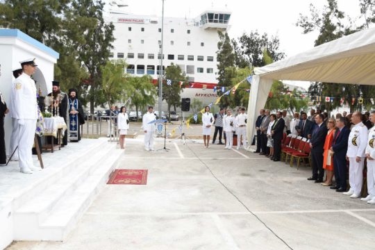Θυρανοίξια μέσα στον προαύλιο χώρο του υπουργείου Ναυτιλίας