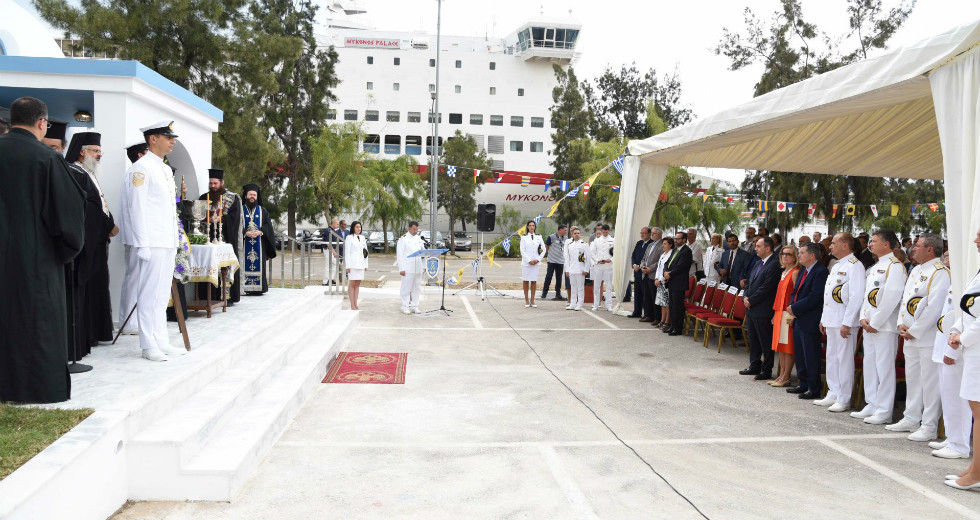 Θυρανοίξια μέσα στον προαύλιο χώρο του υπουργείου Ναυτιλίας