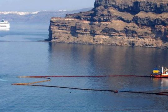 Χουντής: Να γιατί δεν έχει ανελκυστεί το Sea Diamond απ’ τη Σαντορίνη