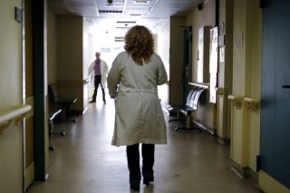 Η ΠΟΕΔΗΝ ζητά παρέμβαση εισαγγελέα για τον θάνατο της αποκλειστικής στο Νοσοκομείο Νίκαιας