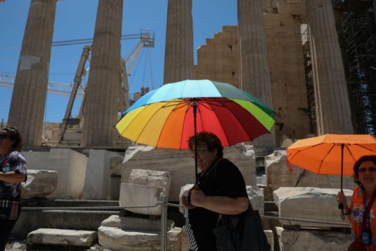 Μικρή άνοδος της θερμοκρασίας αλλά και τοπικές βροχές