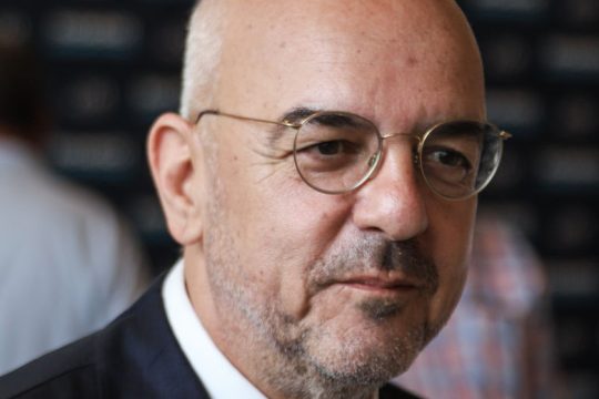 Σκίζουν τα πτυχία τους!