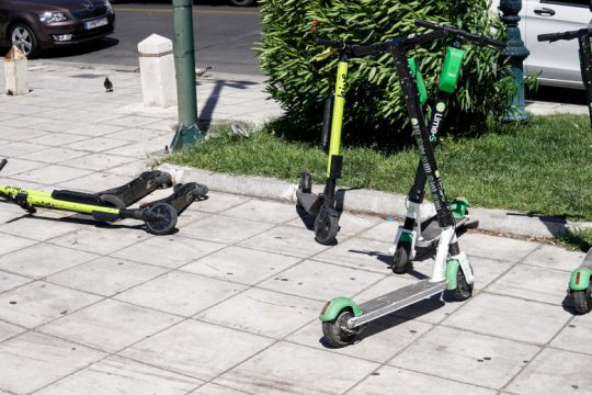 Τι αλλάζει για τα ηλεκτρικά πατίνια στους δρόμους