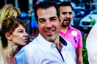 Ο «γενναίος» Θάνος Πλεύρης στα Εξάρχεια, ξημερώματα…