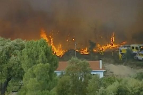 Σχεδόν 1.800 πυροσβέστες δίνουν μάχη με τις φλόγες στην Πορτογαλία