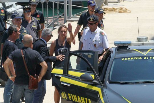 «Καμία απόδειξη σχέσης μεταξύ διακινητών και ΜΚΟ»