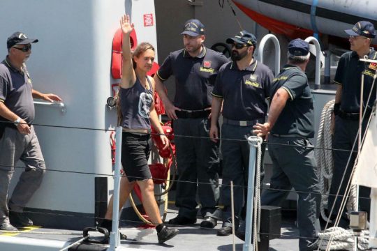 Σε μυστική τοποθεσία η Ρακέτε μετά από απειλές