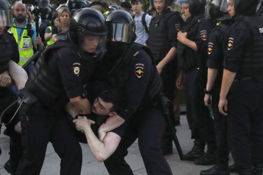 Πάνω από 1.000 συλλήψεις διαδηλωτών στη Μόσχα