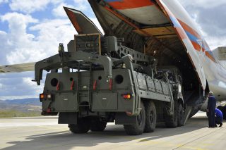 Τουρκία: οι S-400, οι κυρώσεις και η υποβάθμιση από τον οίκο Fitch