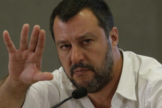 «Ή αυτός ή εγώ»