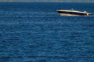 Παραμένουν νοσηλευόμενες οι δύο τουρίστριες που τραυματίστηκαν από έκρηξη σε ταχύπλοο