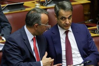 «Ψαλίδι» 1 δισ. ευρώ σε δαπάνες, μισθούς & προσλήψεις