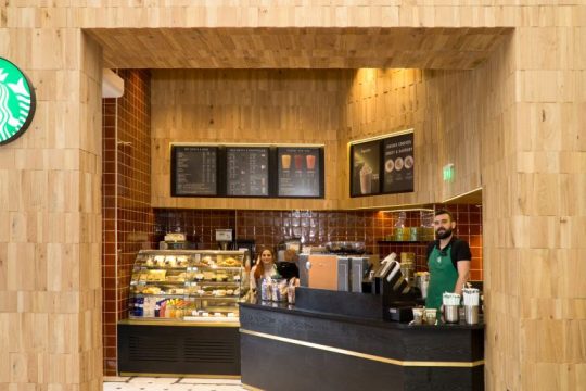 To Public Συντάγματος υποδέχεται ένα νέο κατάστημα Starbucks