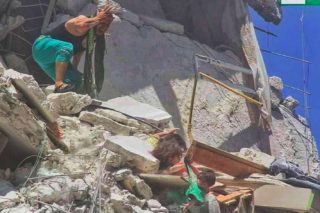Συρία: 5χρονη προσπάθησε να σώσει την αδελφή της από τα συντρίμμια