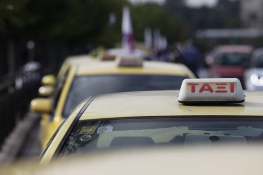 Χειροπέδες σε 11 οδηγούς ταξί για «πειραγμένες» ταμειακές