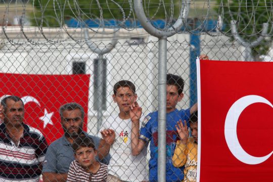 Νευρική αντίδραση Άγκυρας στο προσφυγικό, «κενές» οι απειλές απαντά η Ε.Ε.