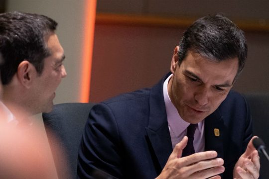Ο Σάντσεθ θα εκπροσωπήσει τον Τσίπρα αύριο στις Βρυξέλλες