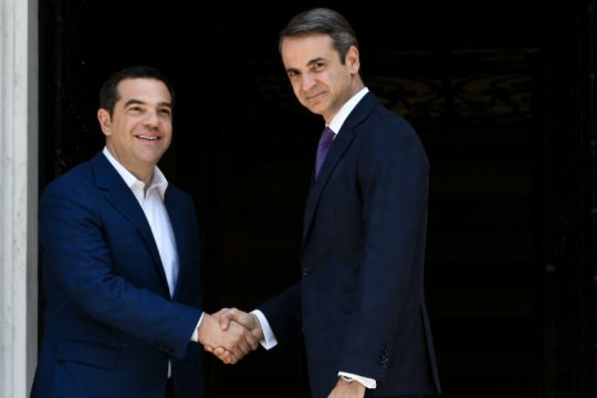 Ο Αλ. Τσίπρας παραδίδει στον Κυρ. Μητσοτάκη