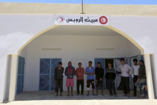 Έρευνες και περισυλλογή πτωμάτων από ναυάγιο με 80 μετανάστες