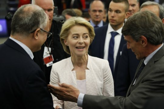 Εννέα ψήφοι της χάρισαν την προεδρία της Κομισιόν